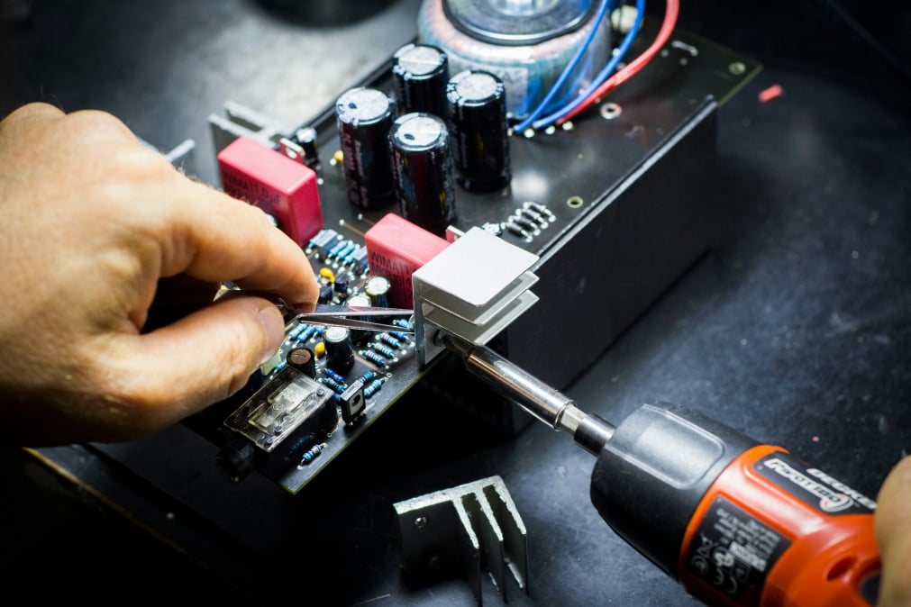 Foto di sensore che viene montato su pezzo hardware MB snc